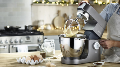Cu un motor puternic de 1700 W, robotul de bucătărie Kenwood Chef XL Titanium este capabil să tracteze un automobil