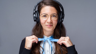 [REC și la podcast] Andreea Vrabie (Pe Bune): Podcastul și audio, &icirc;n general, mi se pare cea mai intimă formă de conținut, pentru că vocea transmite emoție