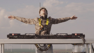 EXPERIENTA in premiera la nivel mondial: Primul DJ care mixeaza de pe o turbina eoliana, la 100 metri inaltime