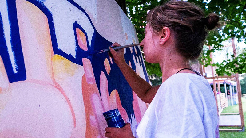 [Strada e pe bani] Irina Mocanu și Graffete, un girl crew de artă stradală