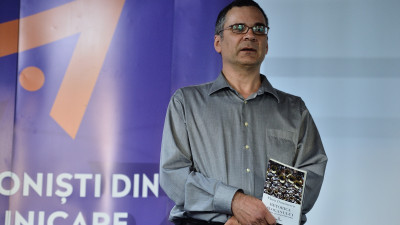 Florin Dumitrescu și Retorica Sloganului: A murit publicitatea-revelion. Acum are de făcut ceva mult mai basic: să vândă, nene!