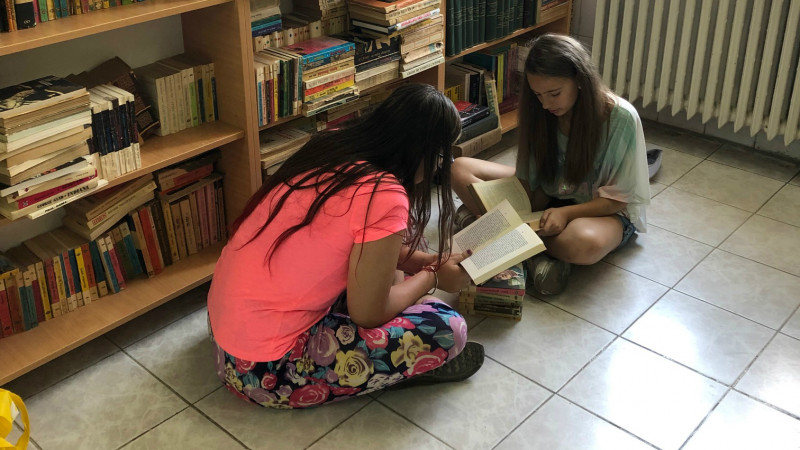 Copiii și seniorii de la Centrul Generații au acum 3 biblioteci datorită campaniei Daruiește o lume de basm