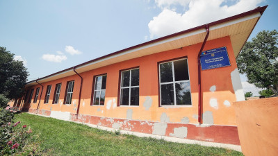 Starbucks Rom&acirc;nia renovează școala din comuna Maia, Ialomița, alături de World Vision
