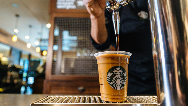 Starbucks lansează în premieră în România Nitro Cold Brew, cea mai tare băutură a verii