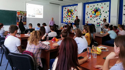 PENNY Market extinde parteneriatul cu World Vision și oferă 100 de burse și stagii elevilor din mediul rural în cadrul programului „Vreau în clasa a 9-a”