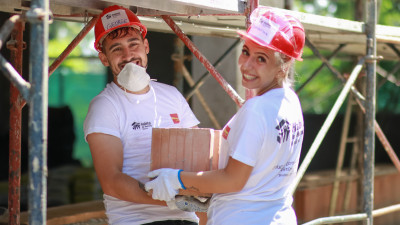 Teambuilding pe șantier: Angajații PENNY Market, voluntari pe șantierul Habitat for Humanity din Buftea