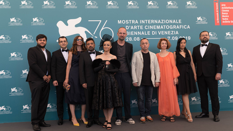 „colectiv”, pe covorul roșu la Bienala de la Veneția
