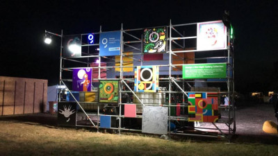 Prima instalație de AI, creată de One Night Gallery, prezentată de brand comercial &icirc;n cadrul unui festival