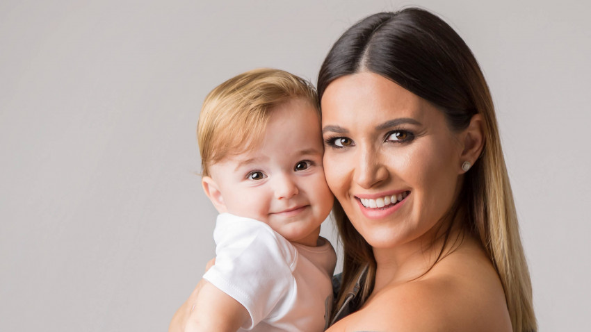 Ela Crăciun lansează “12 luni fără griji”, abecedarul mămicilor din România