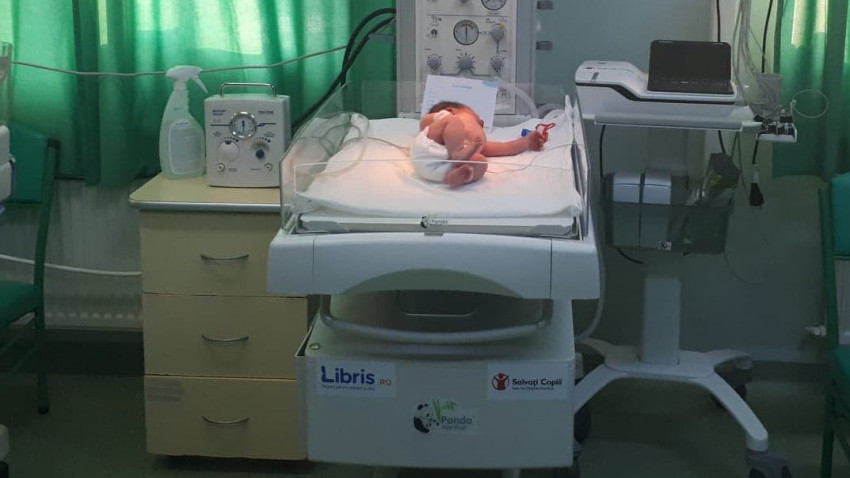 Salvați Copiii duce aparatură medicală necesară supraviețuirii prematurilor la Zalău, unde rata mortalității infantile este aproape de două ori mai mare decât media pe țară