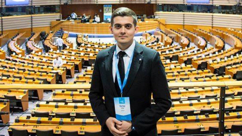 Tânăr român invitat de Stella Kyriakides să ofere cuvântul de deschidere în evenimentul de lansare a Planului european de combatere a cancerului, în hemiciclul Parlamentului European