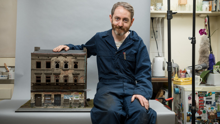 Joshua Smith, miniaturist australian: Artiștii mereu vor crea, dar noi continuăm să existăm când oamenii ne cumpără lucrările