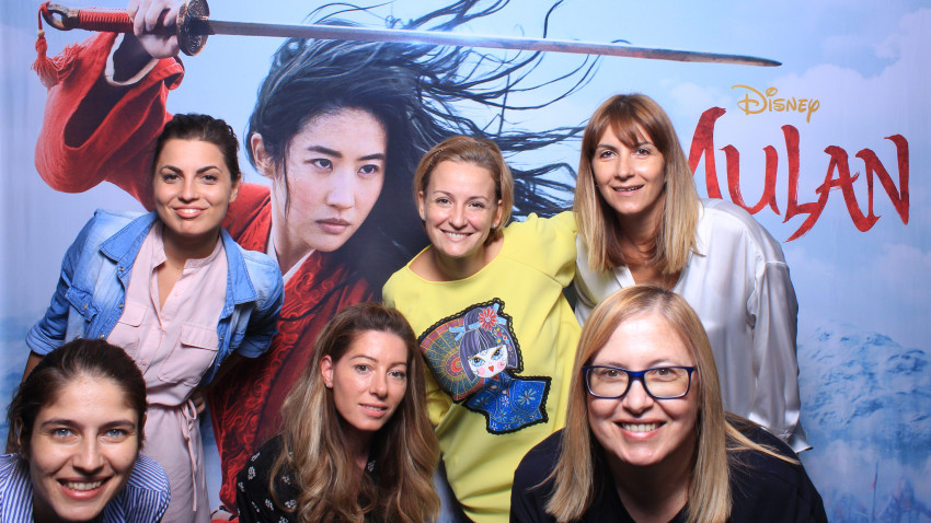 Bucuria reîntâlnirii la avanpremiera „Mulan”