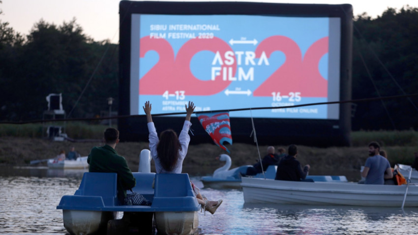 Premieră pentru lumea cinematografică din România. Vizionare de filme din bărci care plutesc pe lac la Astra Film Festival din Sibiu