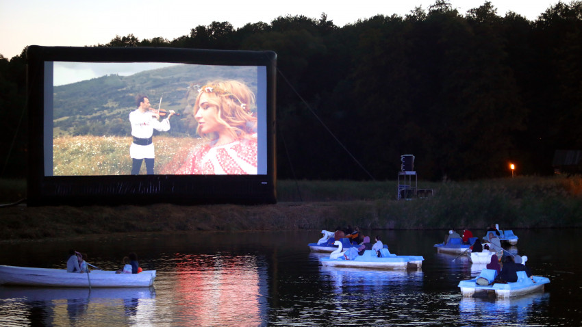 Filmul „Transalpina, drumul regilor” aplaudat din bărci, minute în șir, la Astra Film Festival