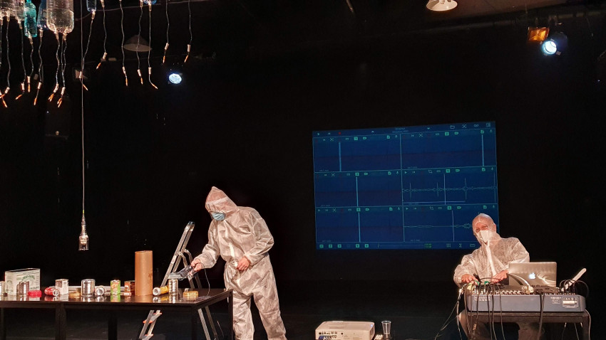 Ploaie fără nori - un performance colaborativ între Cătălin Crețu și Iosif Király, realizat în cadrul proiectului Mixed territories (WASP Studios)