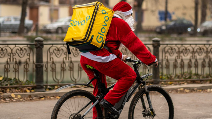 Peste 100 de curieri Glovo vor livra comenzi îmbrăcați în Moș Crăciun în 7 orașe din țară