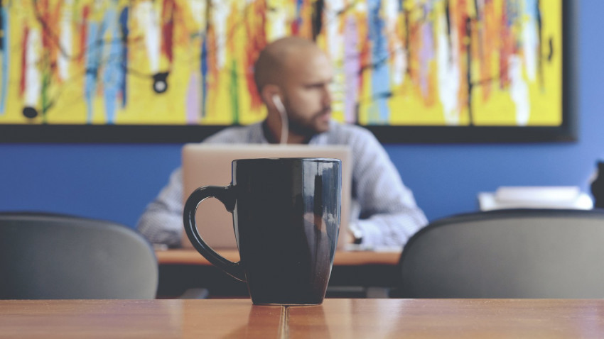 BestJobs: O treime dintre angajați sunt nehotărâți cu privire la întoarcerea la birou. 24% preferă să lucreze în continuare remote