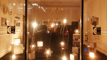 Expoziție &icirc;n București: Vitrina Grand Hotel Continental - iluminată cu iubire de Wooba, un nou brand rom&acirc;nesc