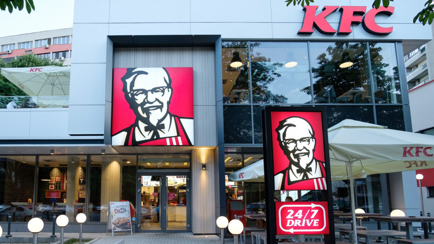 Experiență 100% touchless la KFC. Sistemul de kiosk touchless este acum disponibil în 15 restaurante din București