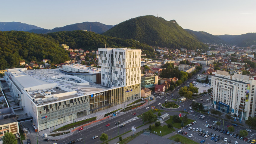 AFI Brașov este singurul proiect mixt din Europa certificat LEED Gold Core & Shell în ultimul an. Cu această certificare „verde” obținută cu susținerea Colliers, AFI Europe a devenit cel mai mare dezvoltator local de clădiri de birouri și centre comercial