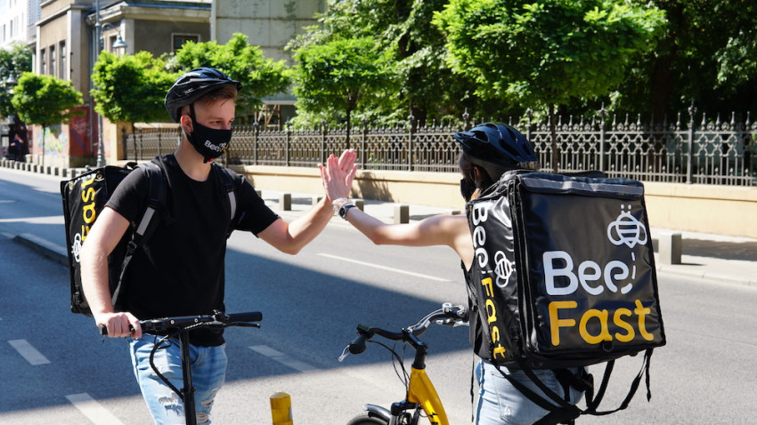 BeeFast devine partener Postis și oferă livrare ultra-rapidă: medie de 55 minute în aria de acoperire