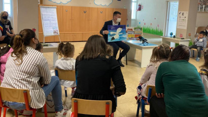 Ministrul Culturii susține importanța educației timpurii și citește copiilor din grădinițe din Suceava, &icirc;n cadrul programului național Citește-mi 100 de povești! al Asociației OvidiuRo