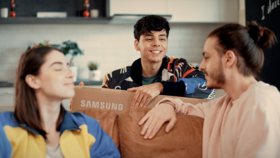 Samsung dă TV-ul pe sustenabilitate&nbsp;&icirc;ntr-o campanie de upcycling a cutiilor noii serii NEO QLED