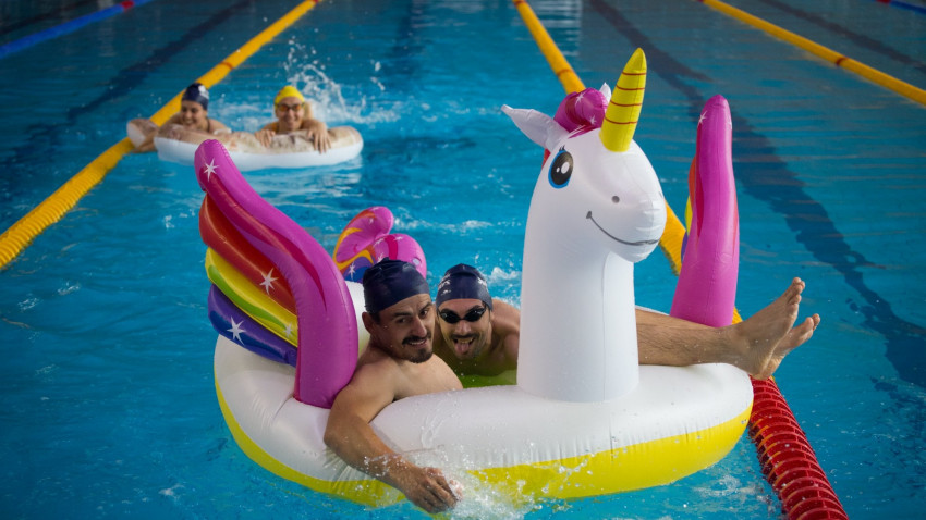 În weekend-ul Swimathon București, 806 oameni înoată și strâng bani pentru 25 de proiecte