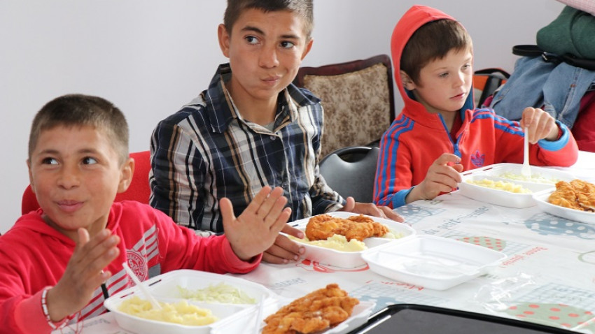 35 000 de mese calde oferite de OMV Petrom copiilor defavorizați din centrele E.G.A.L ale Crucii Roșie Române