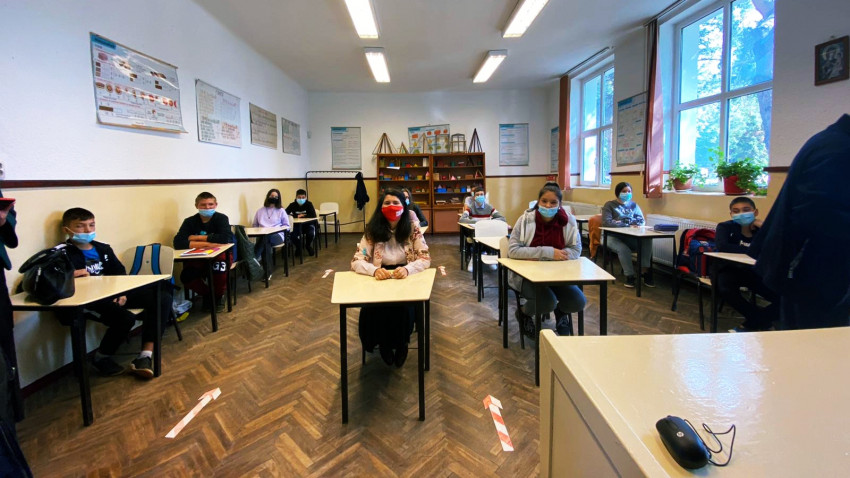 Școlile din mediu rural primesc calculatoare verzi prin programul Dăm Click pe România