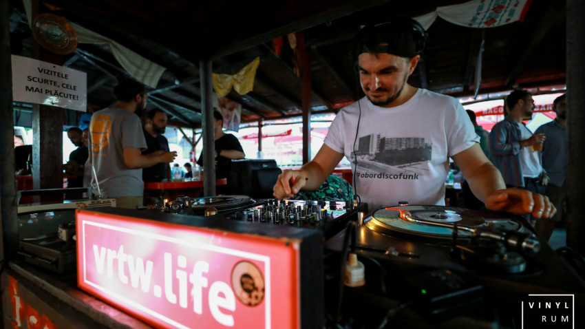 DJ Iorga: Ce putea fi mai potrivit pentru un proiect muzical românesc, pornit de la un tip care s-a născut, a crescut și locuiește în Obor, decât o terasă situată în inima celei mai mari piețe din țară?