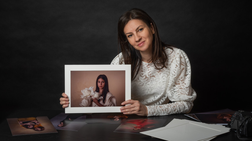 [Povesti de fotografi] Raluca Bădescu: Genul acesta de sesiune foto este terapeutic pentru că îi face pe oameni sa se redescopere iar mie, ca fotograf, îmi dă o emoție incredibilă