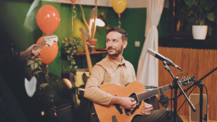 Lazăr Ometiță: Mi-a fost mereu dificil să scriu versuri în română, și de aici engleza. Îi apreciez pe cei care pot scrie ceva frumos fără să fie ridicol