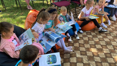 Asociația OvidiuRo lansează cea de-a treia serie din Citește-mi 100 de povești!, după ce 78.000 de copii au participat deja la activități de lectură, &icirc;n peste 1.000 de grădinițe-bibliotecă