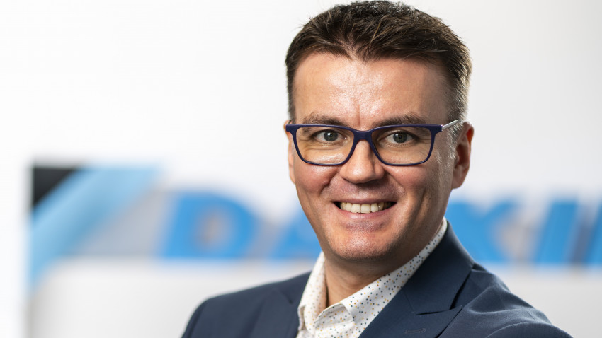 Daikin accelerează cursa către zero emisii nete de carbon și susține reducerea impactului asupra mediului prin extinderea gamei Bluevolution cu noul R-32 Small Inverter Chiller