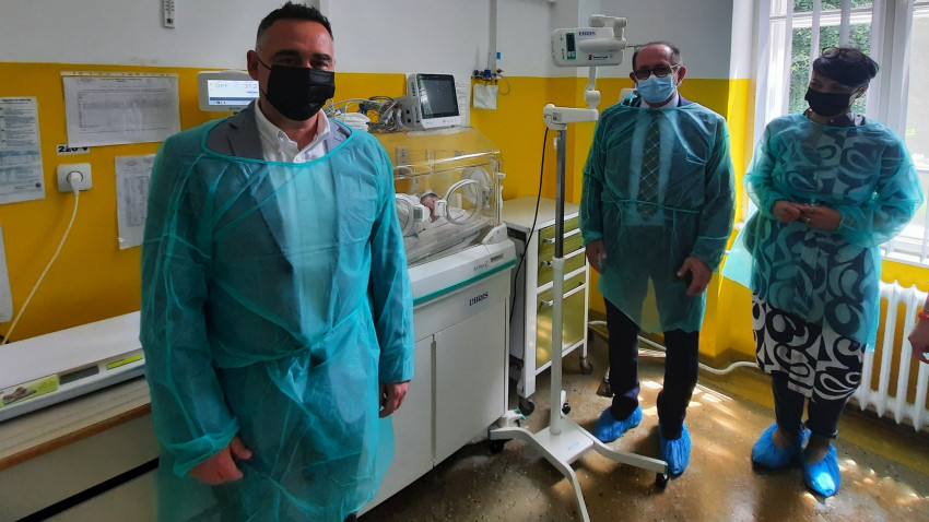 Salvați Copiii România duce aparatură medicală vitală la Maternitatea Făgăraș cu sprijinul cititorilor Libris