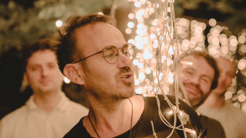 Asculta Sad Smile, cel mai nou single The Amsterdams