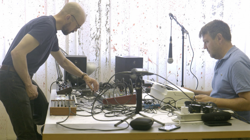Ignacio Uriarte transformă mașini de scris în instrumente muzicale într-un performance cu Timm Brockmann