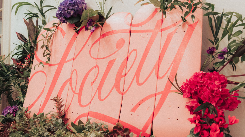 Scena urbană este conturată de printuri, sculpturi și instalații în cadrul expoziției Urban Fiction