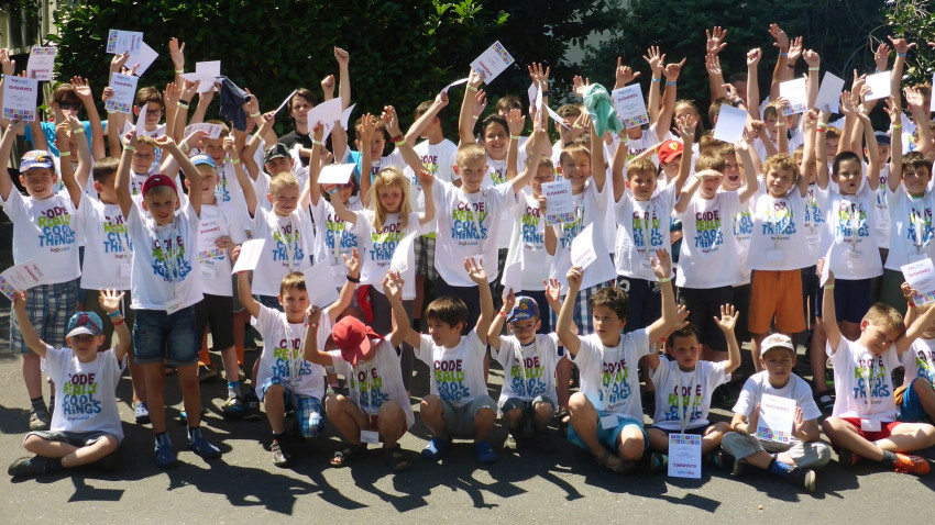 Programele de vară Logiscool România integrează activități în aer liber cu sesiuni de programare a roboților, creare de jocuri personalizate și editare de conținut foto-video, dedicate copiilor și adolescenților