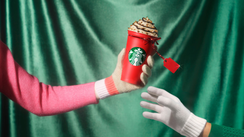 Magia sărbătorilor a început! Meniul Starbucks® de Crăciun este de astăzi în toate cafenelele