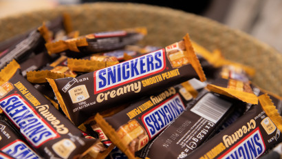 SNICKERS lansează batonul Snickers Creamy și &icirc;i &icirc;ncurajează pe consumatori să &icirc;ncerce terapia prin țipat &icirc;n cabina anti-stres