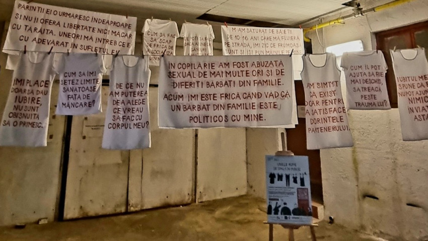 Expoziția Rufelor Spălate în Public continuă în Centrul Istoric din București