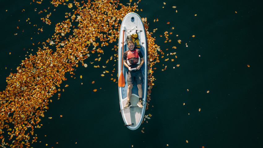 Românii se pot distra cu bani puțini: Stand Up Paddle pe lacul Siriu