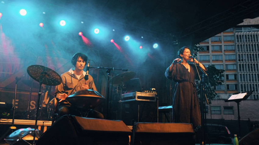 Zeyla Tomlyn: Avem un soi de ritual, un joc pe care îl practicăm împreună cu publicul. Este un mod de a “culege” folclorul contemporan, inspirația comunității, a prezentului