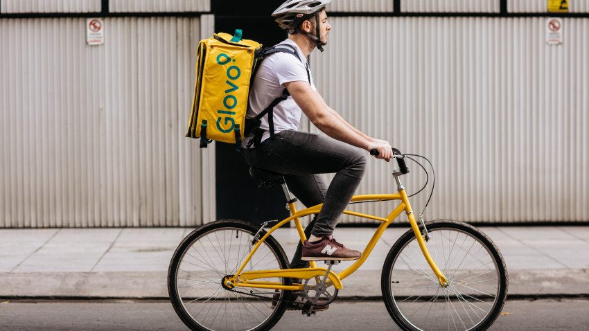 Glovo lansează programul „Angajamentul pentru curieri” - o serie de inițiative pentru a îmbunătăți experiența curierilor care livrează prin intermediul platformei