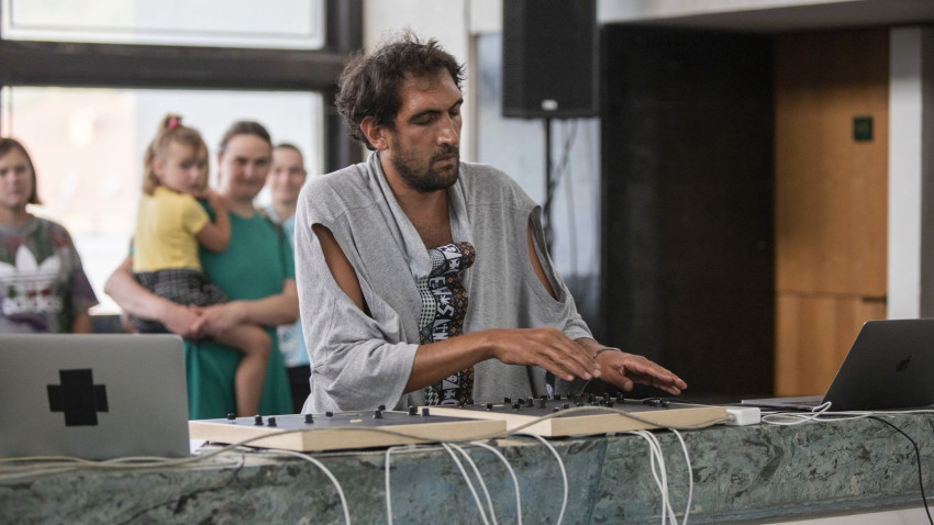 Tarek Atoui: Sunt sigur că fiecare sunet generează diferite emoții, reacții, gânduri în oameni. Asta îmi place cel mai mult la munca mea, deschide porți către locuri intime