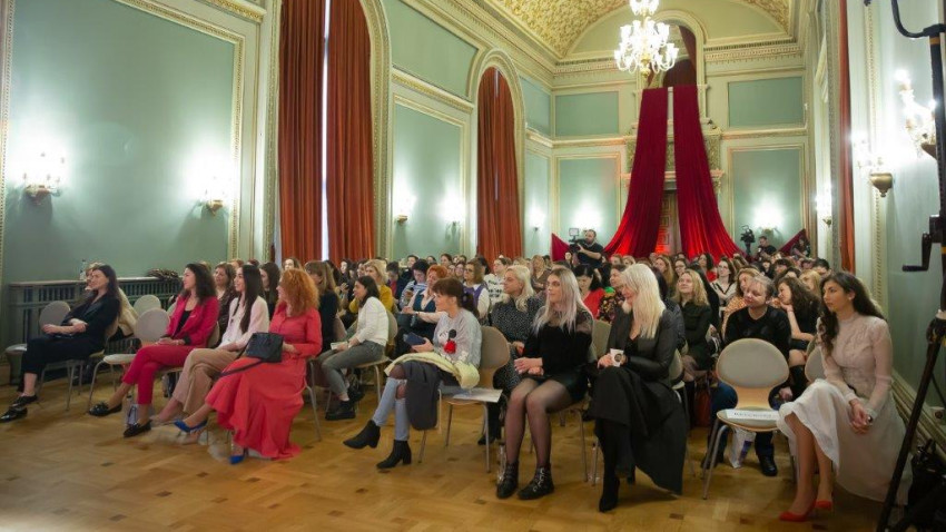 Femeile care inspiră oferă stare de bine