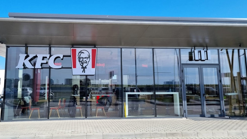 KFC încheie un parteneriat cu Rompetrol și deschide restaurante în trei benzinării de pe autostrada A1